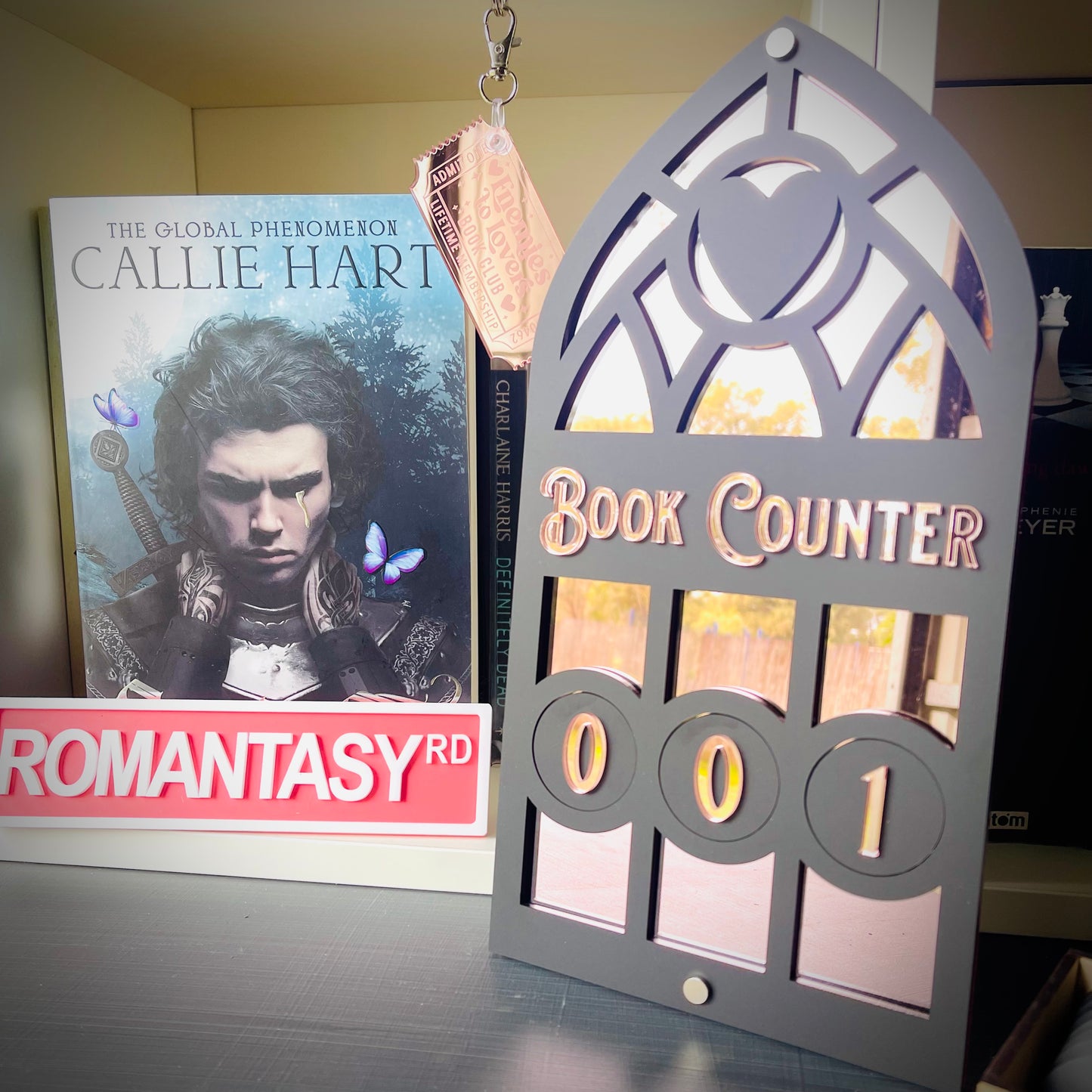 Romance Book Tracker | Gothic Heart | Romantasy Shelf Decor